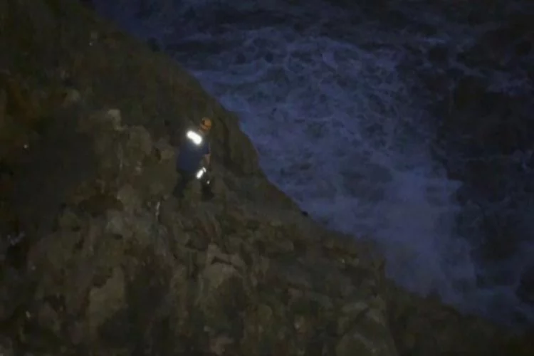 Kayalıklara çıktı, 10 metrelik dalgaların arasında kaldı!