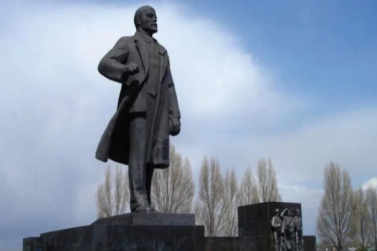 İmamlar camilerden bağış toplayarak Lenin heykellerini restore etti