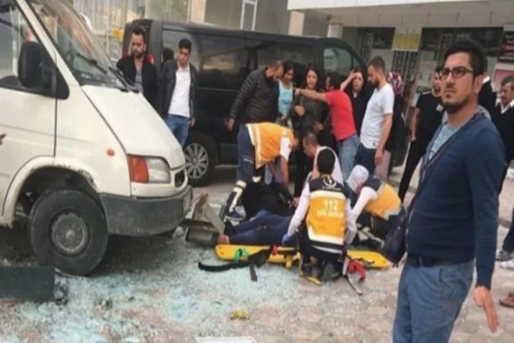 Korkunç kaza! Minibüs, durakta bekleyen vatandaşlara çarptı