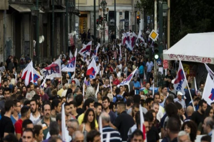 Yunanistan karıştı! Binlerce kişi sokaklarda toplandı