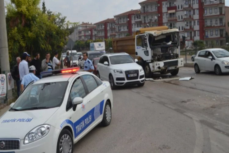 Bursa'da freni boşalan kamyon dehşet saçtı