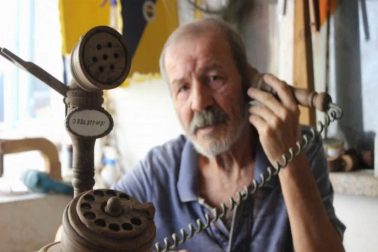 Bursa'da ahşaptan yaptığı telefonlar görenleri hayran bırakıyor