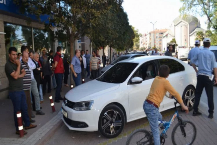 Bursa'da panik anları! Polisi metrelerce sürükledi