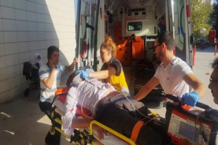 Bursa'da hasta taşıyan ambulans yaşlı adama çarptı!