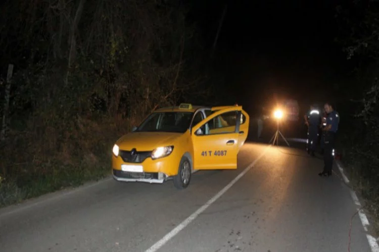 Taksi şoförü aracının yanında ölü bulundu
