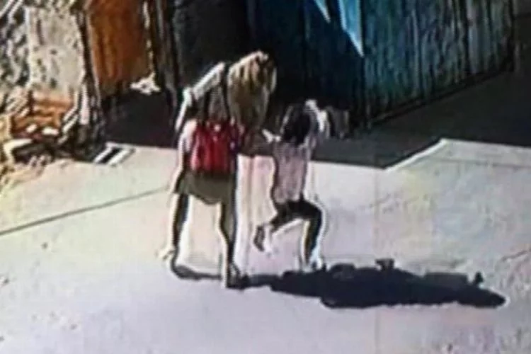 Annesinden küçük kıza sokak ortasında şiddet! Anbean kaydedildi...