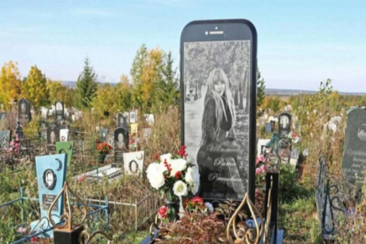 Bu da oldu sonunda: IPhone şeklinde mezar taşı