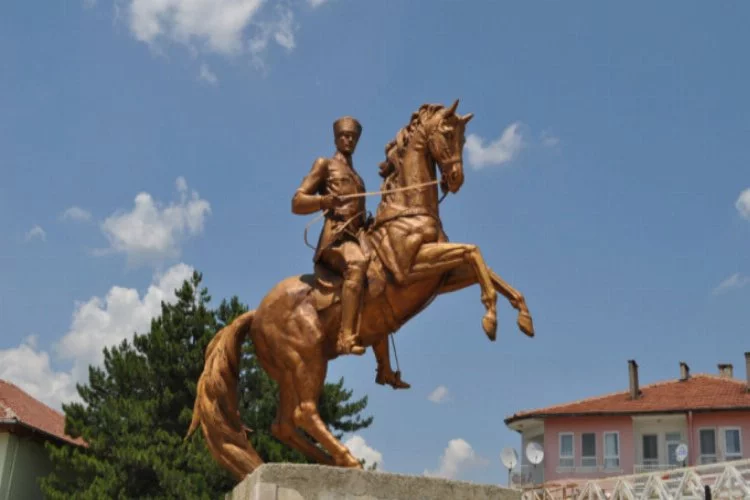 "Bakan olsam, son 40 yılda yapılan Atatürk heykellerini yıkar atarım"