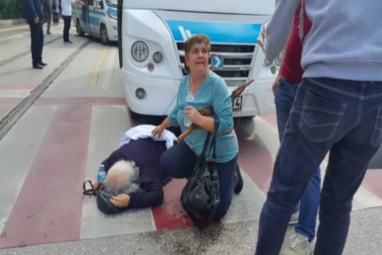 Bursa trafiğinde korku dolu anlar! Yaşlı kadın minibüsün altında kaldı