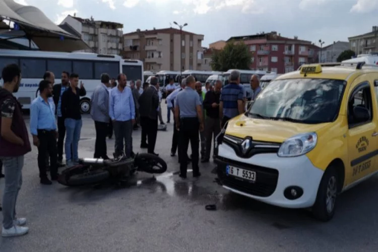 Bursa'da taksiyle çarpışan motosikletli yaralandı