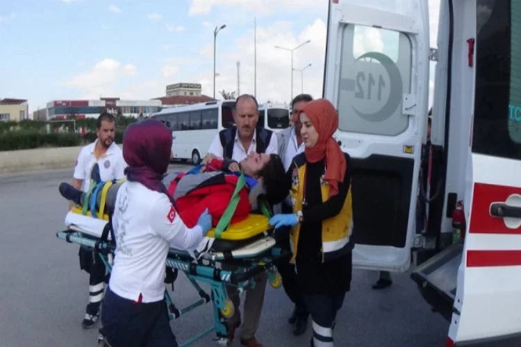 Bursa'da ticari taksi ile çarpışan motosikletli yaralandı