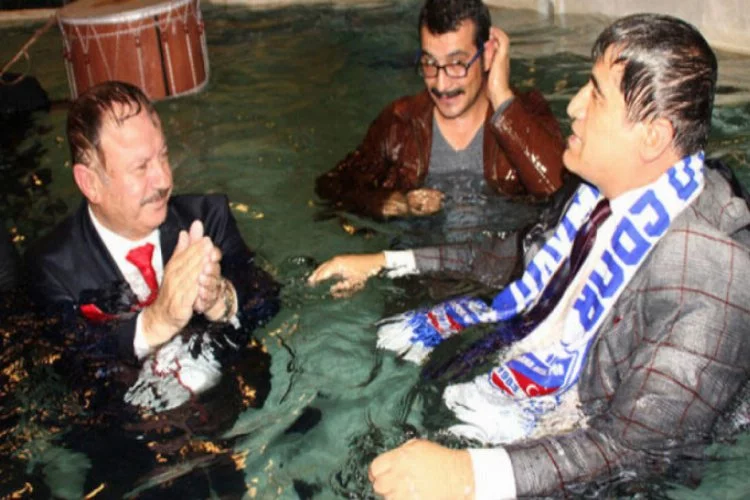 TRT'de program bitişinde başkan ve sanatçılar havuza atladı!