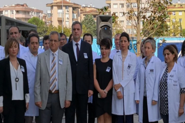 Bursa'da öldürülen doktor için saygı duruşu