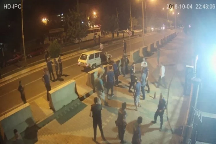 Polis merkezi önünde çatışma anı saniye saniye görüntülendi