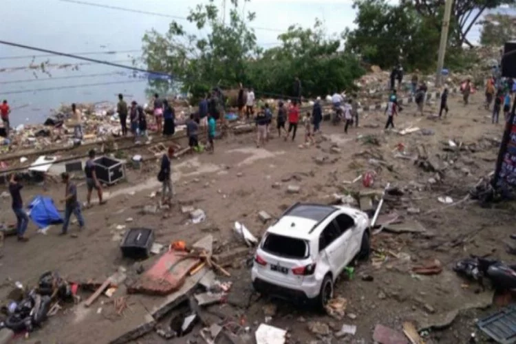 Endonezya'daki felakette bilanço ağırlaşıyor