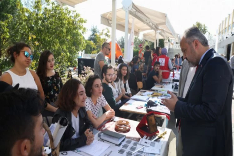 Aktaş, Uludağ Üniversitesi Öğrenci Toplulukları'nın stantlarını ziyaret etti