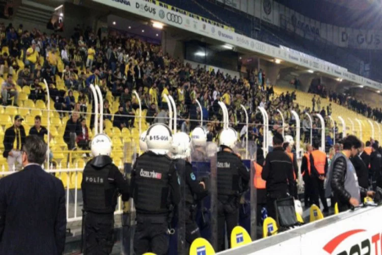 Fenerbahçeli taraftarlar stadı terk etmedi