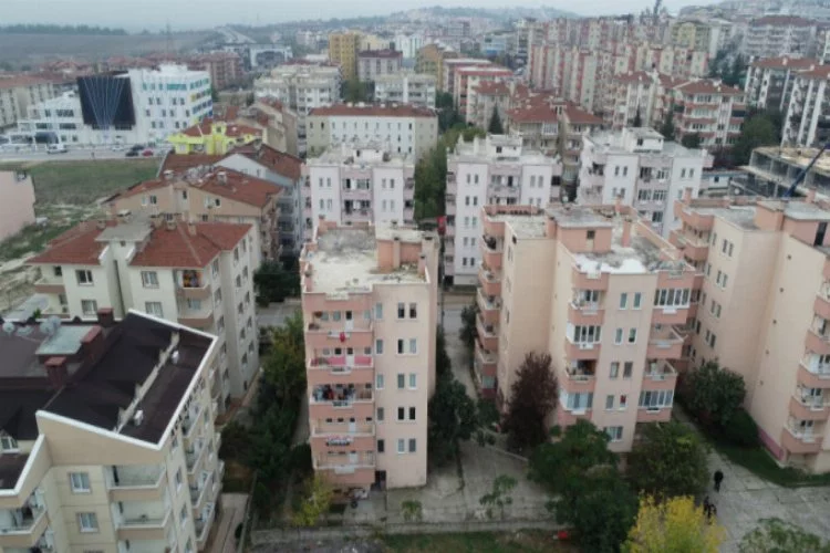 Bursa'da çökme tehlikesiyle tahliye edilen apartman havadan görüntülendi