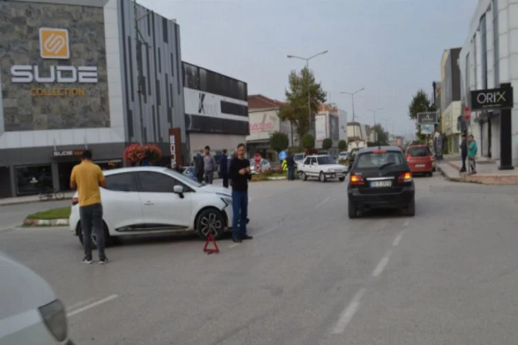 Bursa'da 2 otomobil birbirine girdi