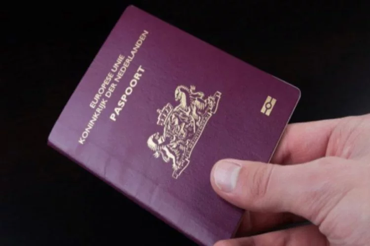 Hollanda'nın ilk cinsiyetsiz pasaportu verildi