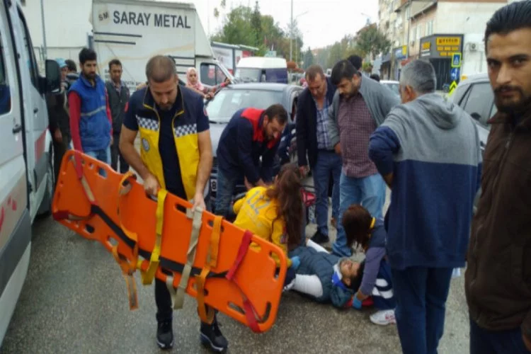 Bursa'da kazada yaralanan motosiklet sürücüsüne ilk müdahaleyi esnaf yaptı