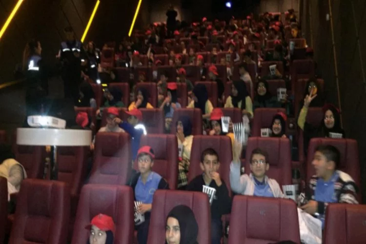 Bursa'da polis amcalarıyla film seyrettiler