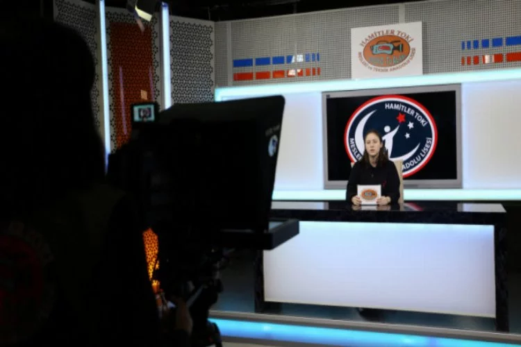 Bursa'da liseli öğrenciler okulda canlı yayında haber sunuyor