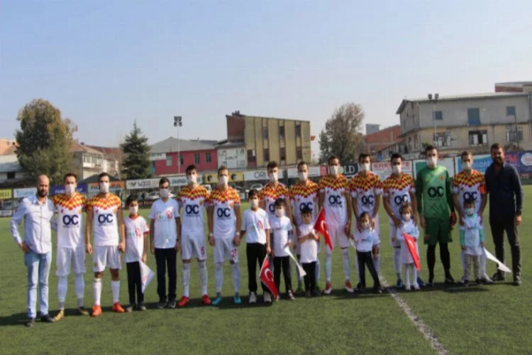 Bursa'da futbolcular karşılaşmaya maskelerle çıktı