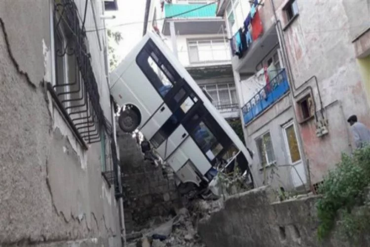 Yolcu minibüsü, iki bina arasındaki boşluğa uçtu: 12 yaralı
