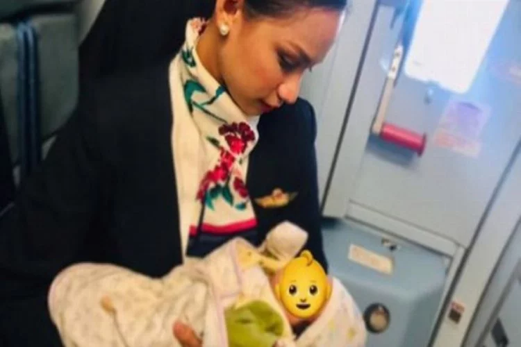 Yolcu annenin sütü bitti, uçaktaki bebeği hostes emzirdi