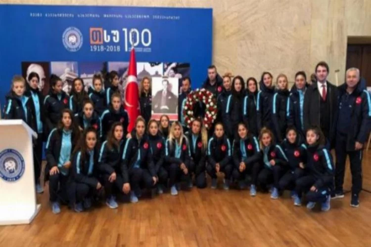 Kadın milli futbolcular, Tiflis'te Atatürk'ü andı