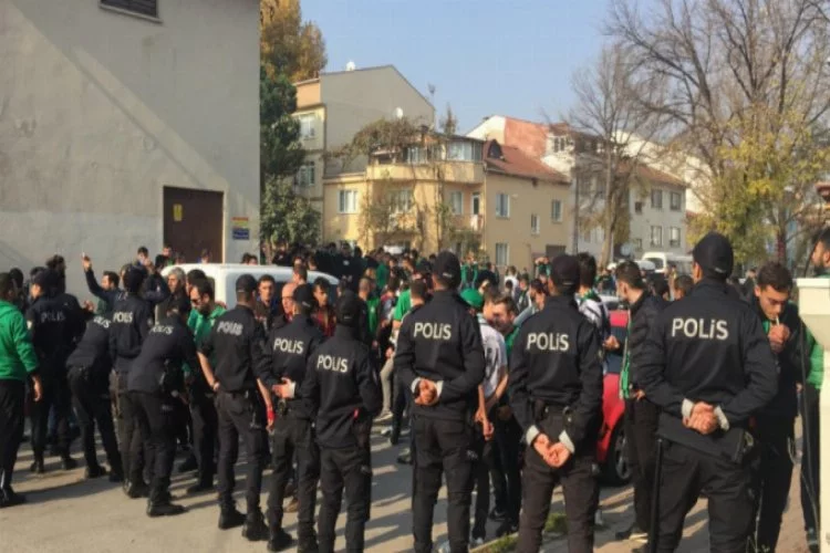 Bursa'da fotokopi biletlerle maça girişe polis müdahalesi!