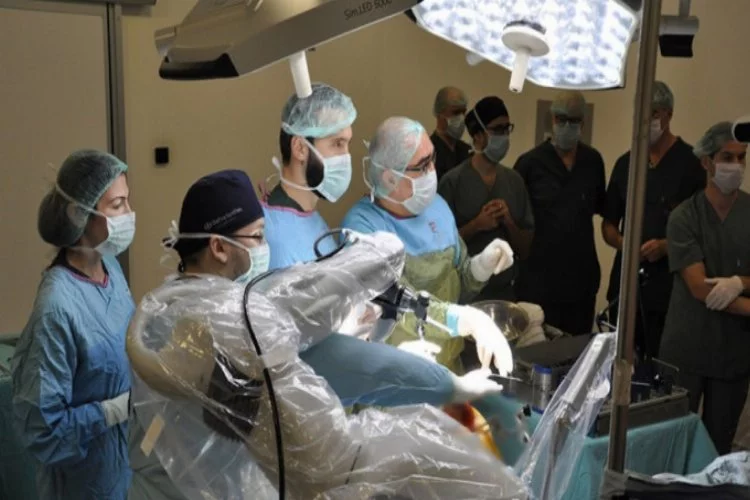 Bursa'da robotla sıfır hatalı diz ameliyatı