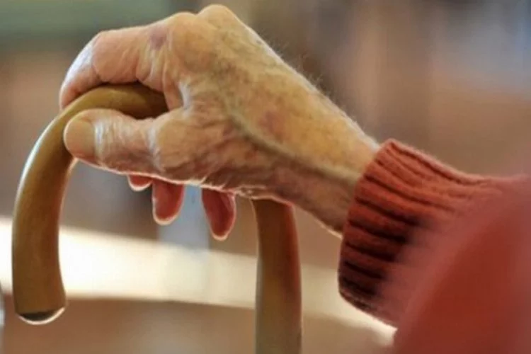 80 yaşındaki annesini Bakanlık kapısına bıraktı