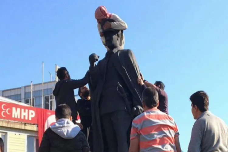 Atatürk heykelinin üzerine çıkan madde bağımlısına linç girişimi