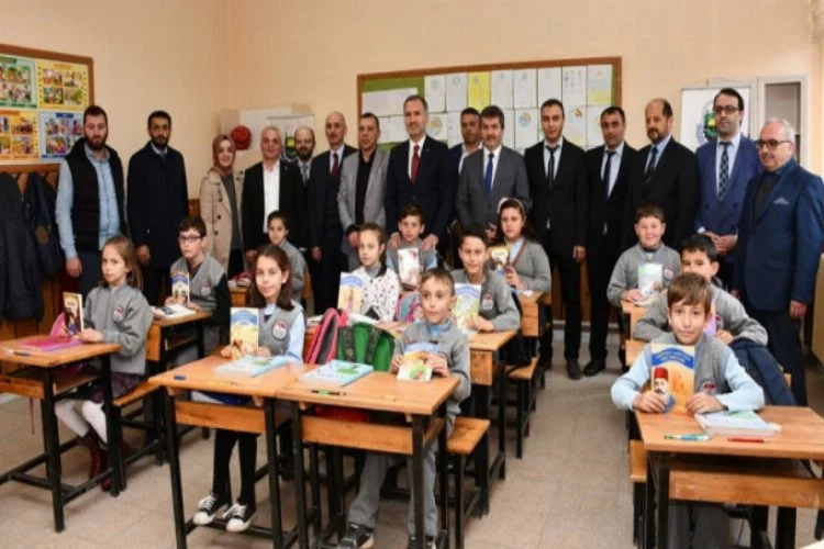 İnegöl Belediyesi 121 öğrenciye kitap dağıttı
