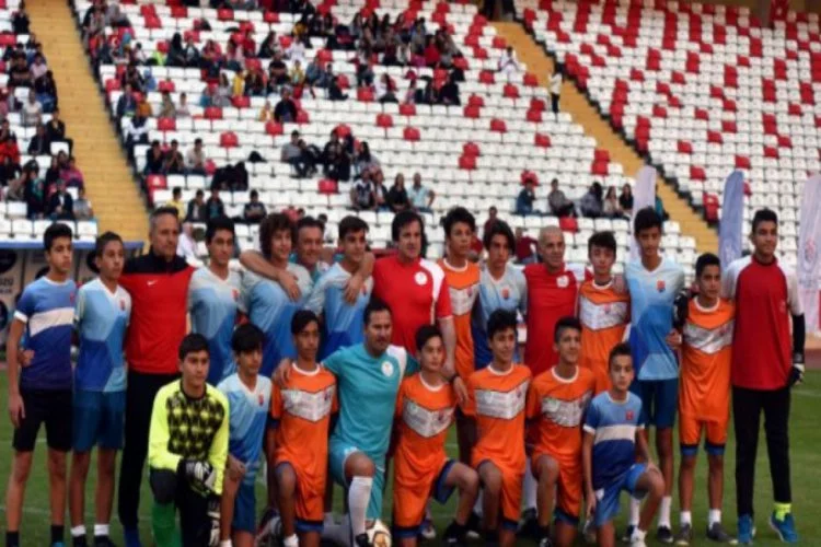 Türk futbolunun efsaneleri gençlerle aynı sahada