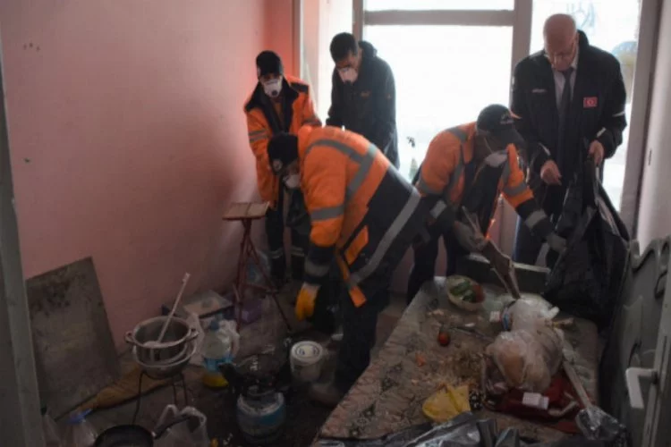Bursa'da çöp evde kalan yaşlı adama belediye sahip çıktı