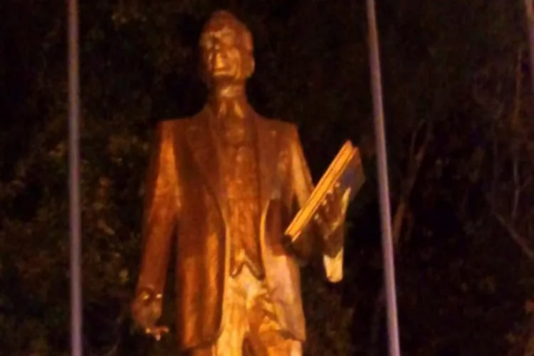 Atatürk heykeline çirkin saldırı