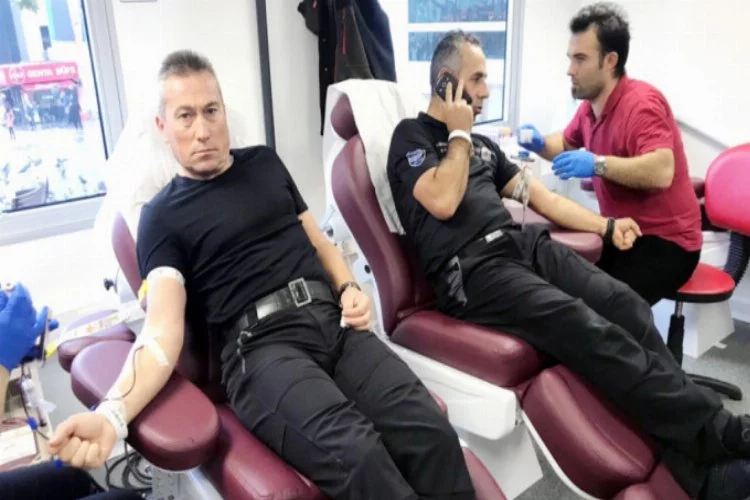 Bursa'da dalgıç polisler kan verdi