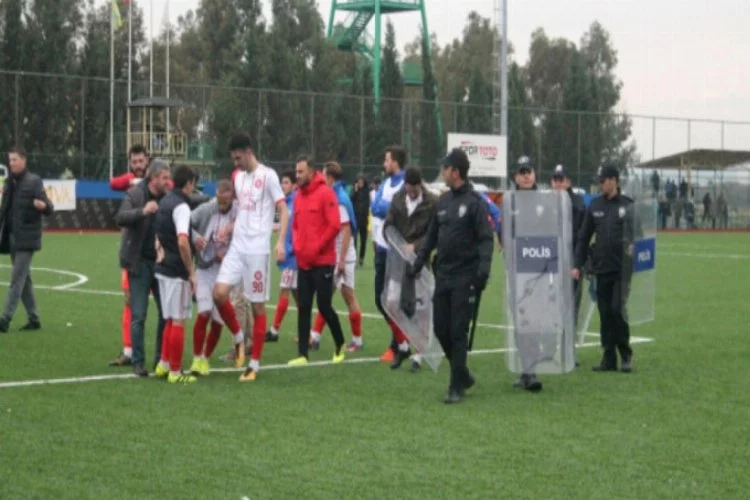Bursa takımın yer aldığı futbol maçında taşlı ve sopalı kavga: Çok sayıda taraftar gözaltında!