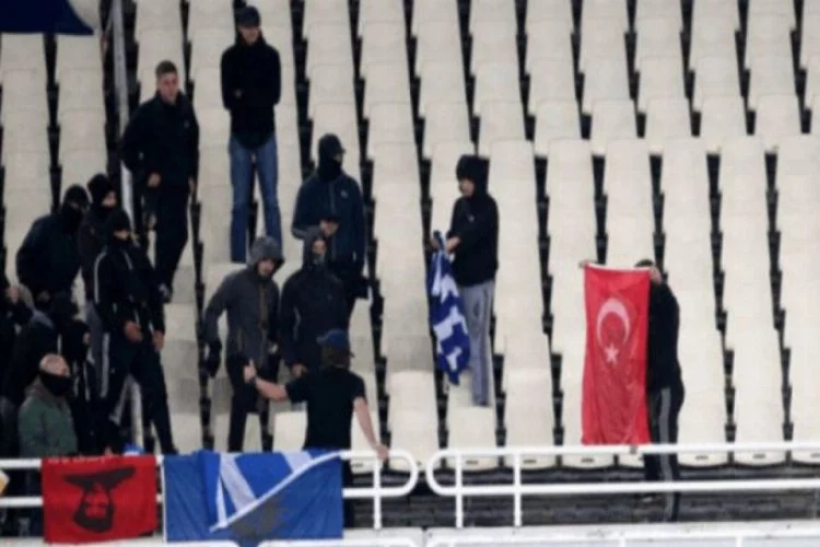 Yunan taraftar tribünde Türk bayrağı yaktı!