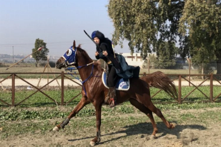 Bursalı Melike, at üzerinde ok atmayı öğretiyor