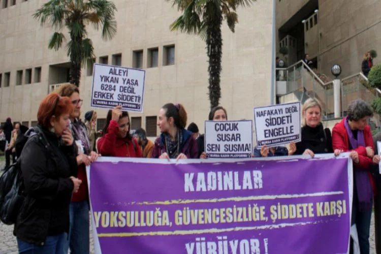 Bursa Adliye'si önünde açıkladı: ''329 kadın öldürüldü''