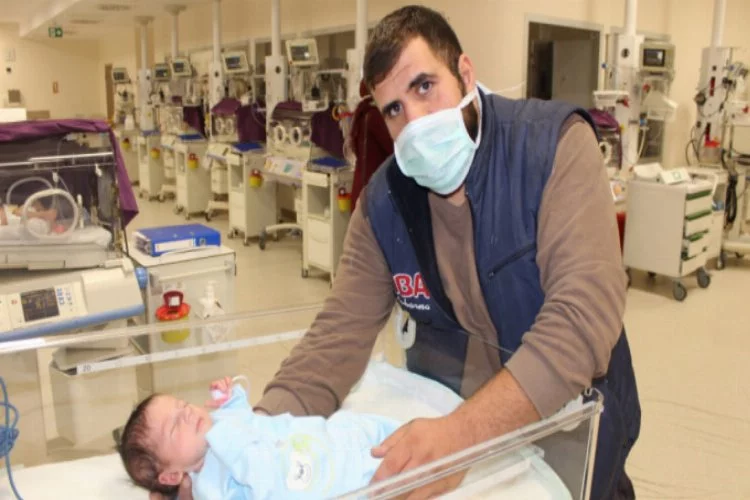 Bursa'da bir günlük Ömer bebek, ameliyatla sağlığına konuştu