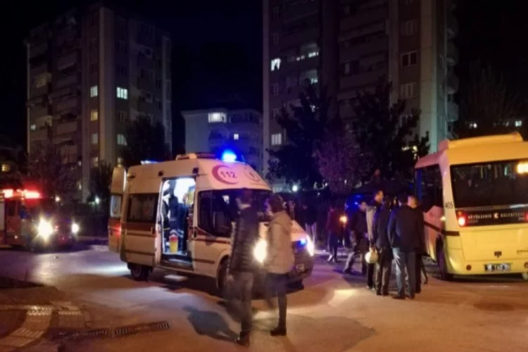 Bursa'da yolcu minibüsü ile otomobil birbirine girdi