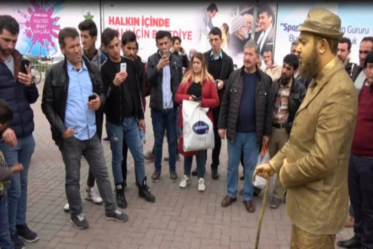 'Canlı heykel' gösterisine Bursalılardan yoğun ilgi