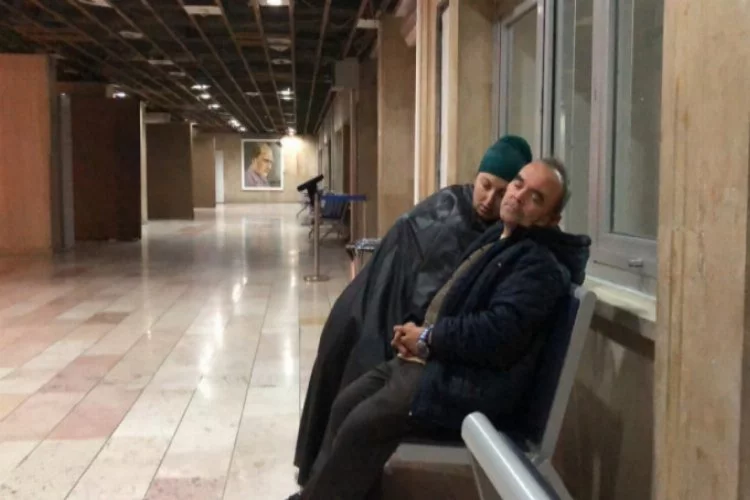 Bursa'da dram! Hastane koridorlarında yatıyorlar...