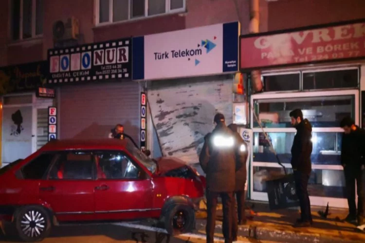 Bursa'da kontrolünü kaybeden otomobil dükkana daldı
