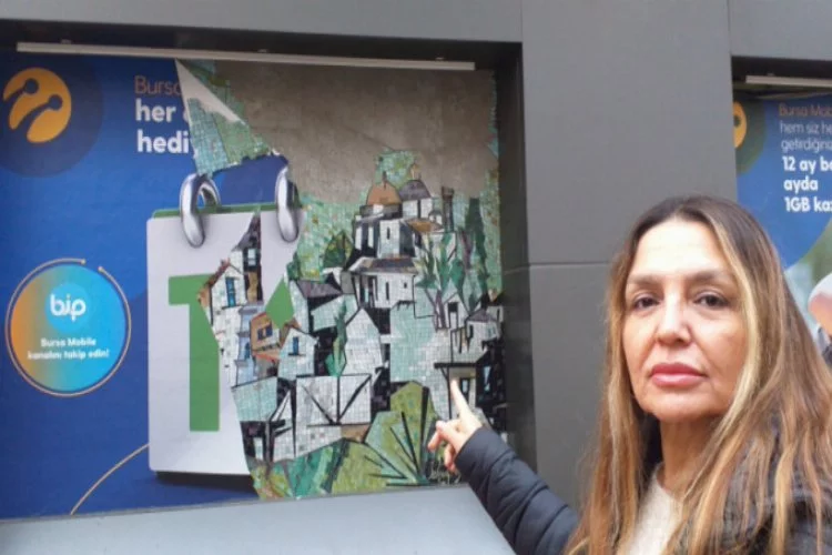 Bursa'da 34 yıllık mozaiğe üzerine yapıştırdıkları afişi sökerken zarar verdiler